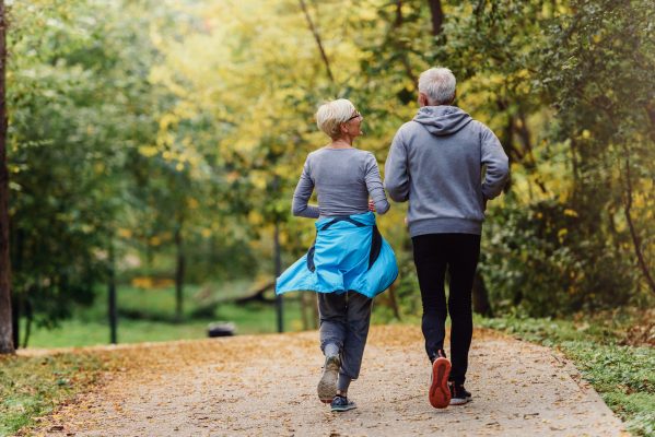 älteres Paar joggt im Wald