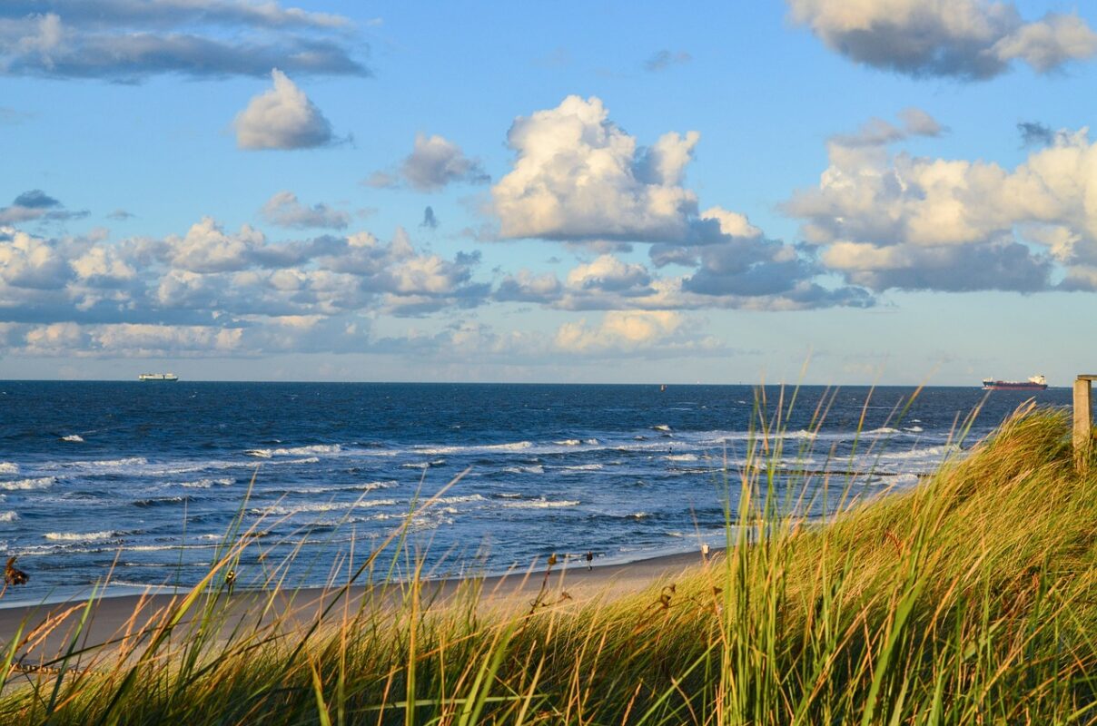 Blick auf den Himmel und das Meer mit Wolken