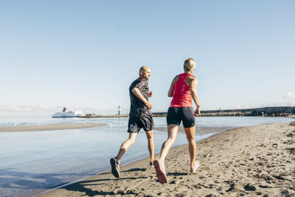 Joggen-morgens-am-Strand