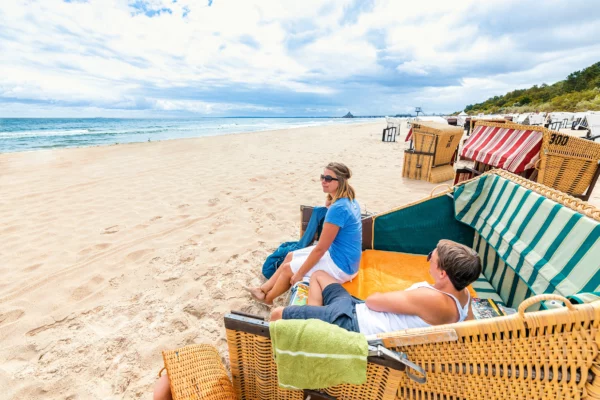 Urlauber am Stand im Strandkorb