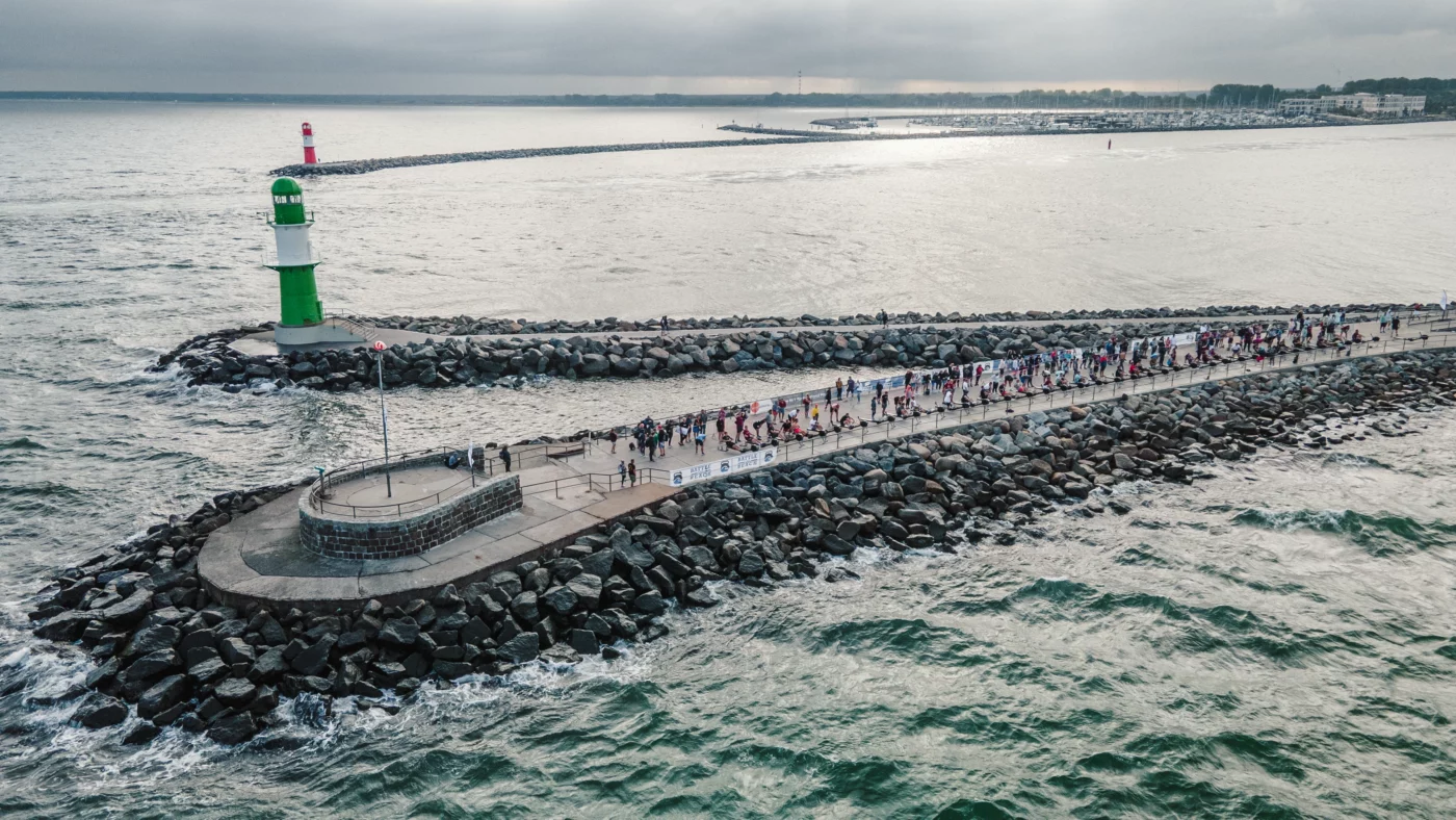 Zuschauer bei der Hanse Sail nahe der Westmole