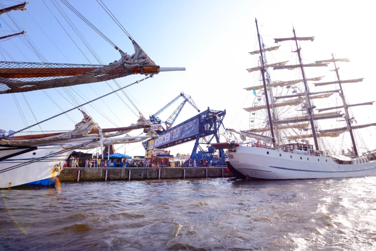 Schiffe im Hafen bei der Rostocker Hanse Sail