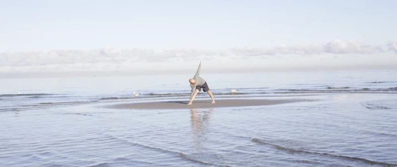 Individuelles Einzelfasten - Mann am Meer