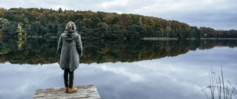Individuelles Einzelfasten an der Ostsee - Frau am See